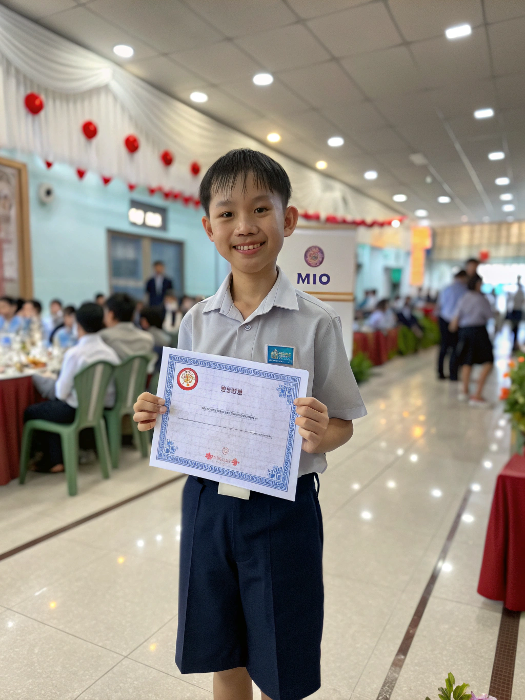 Học viên vui vẻ hào hứng nâng cao cúp thành tích học tập